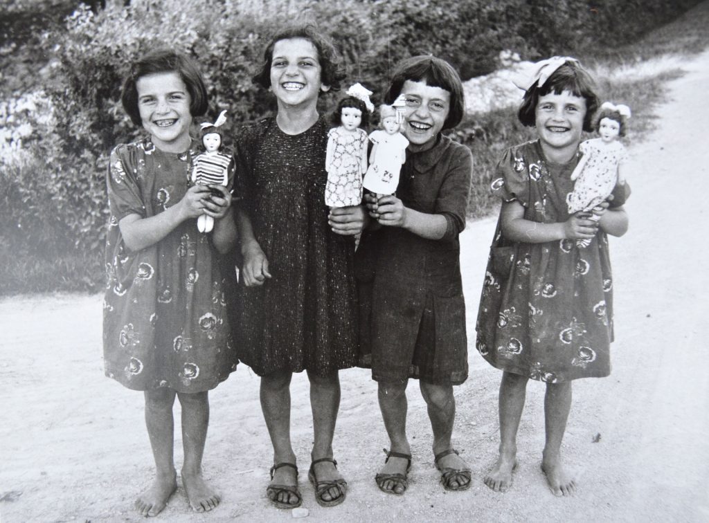 Immagine storica del Museo Rosso Graspa bambine con bambole