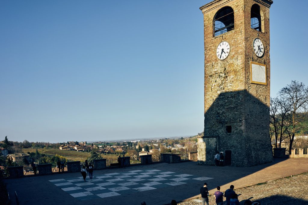 Piazza di Castelvetro, torre con orologio